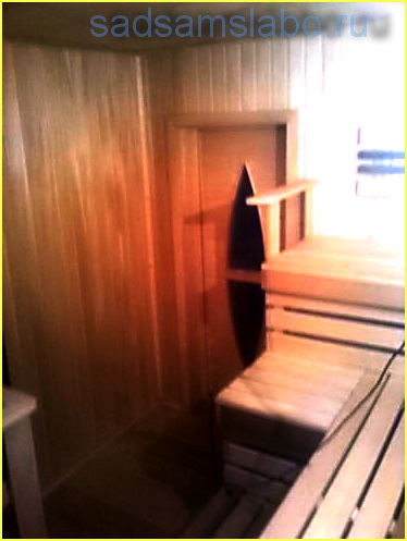 Деревянная дверь в сауну со стеклянной вставкой